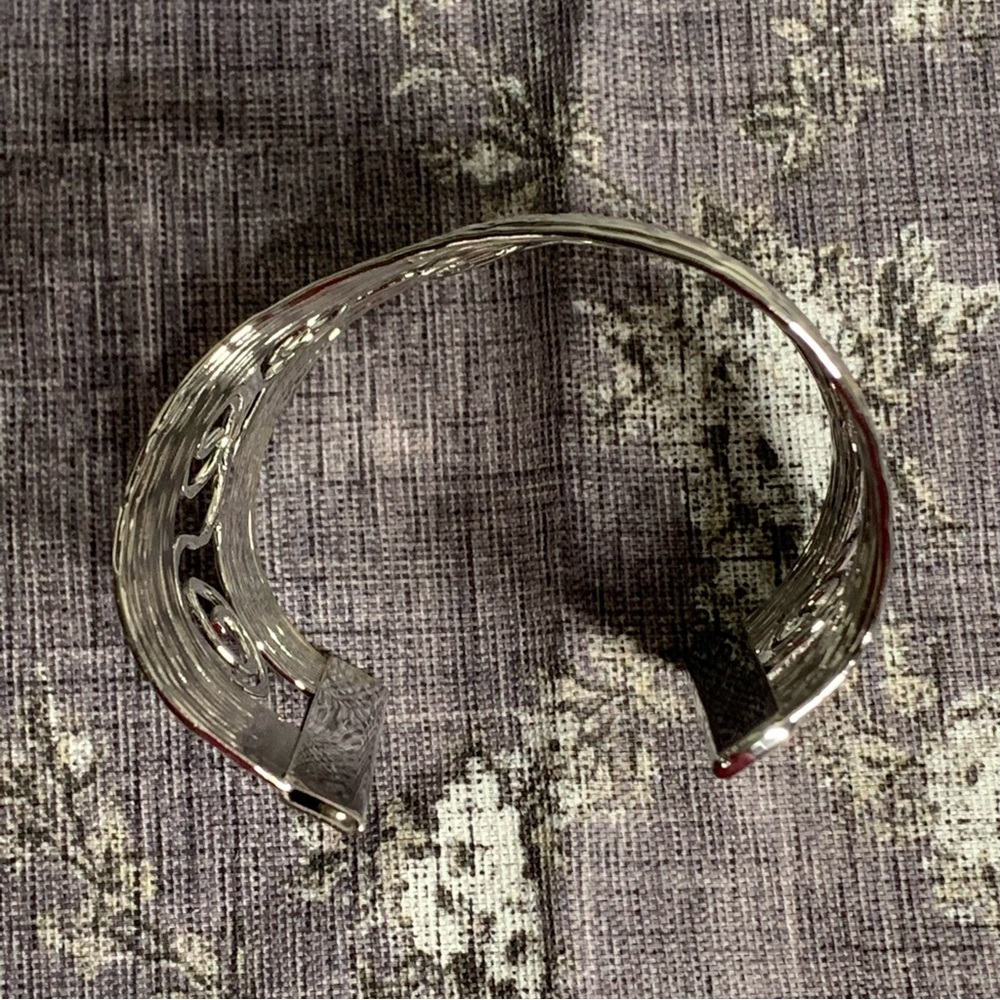 Brand New Metal Waved Cuff Bracelet - Picture 9 of 10